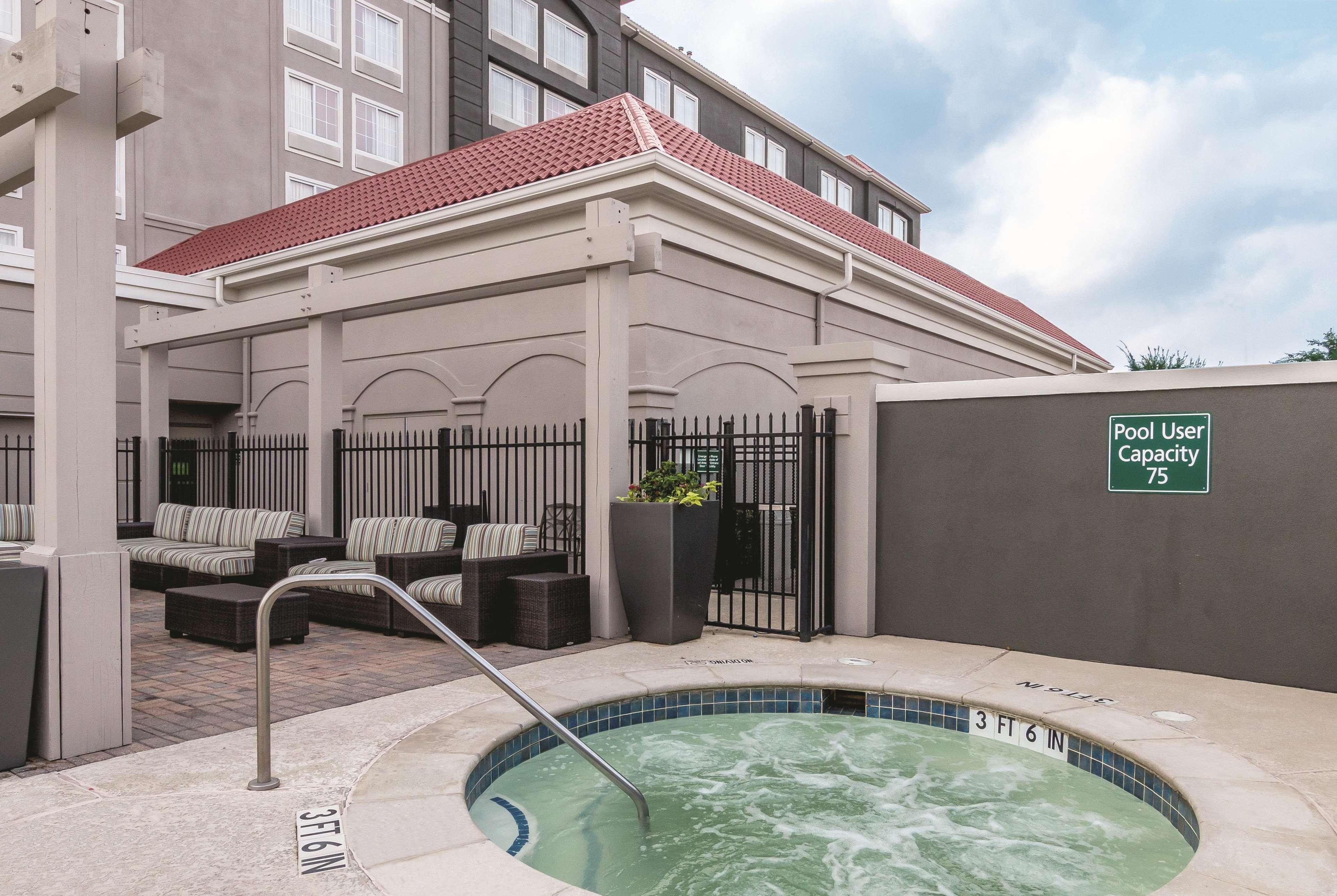 La Quinta By Wyndham Arlington North 6 Flags Dr Hotel Exterior foto