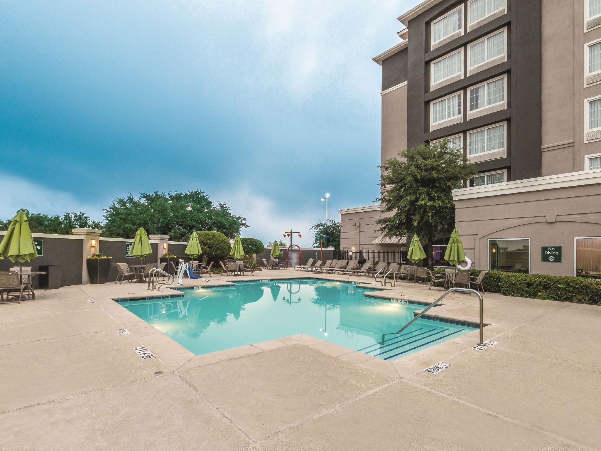 La Quinta By Wyndham Arlington North 6 Flags Dr Hotel Exterior foto